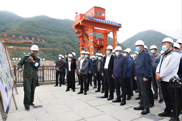 与会代表在黄金峡水利枢纽建设现场参观_副本.jpg